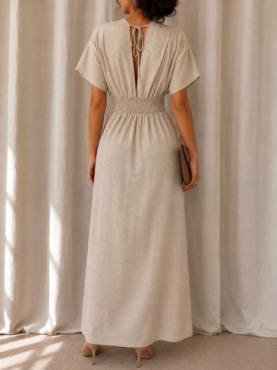 Robe longue nude col V profond taille haute froncée – coupe fluide élégante bohème chic
