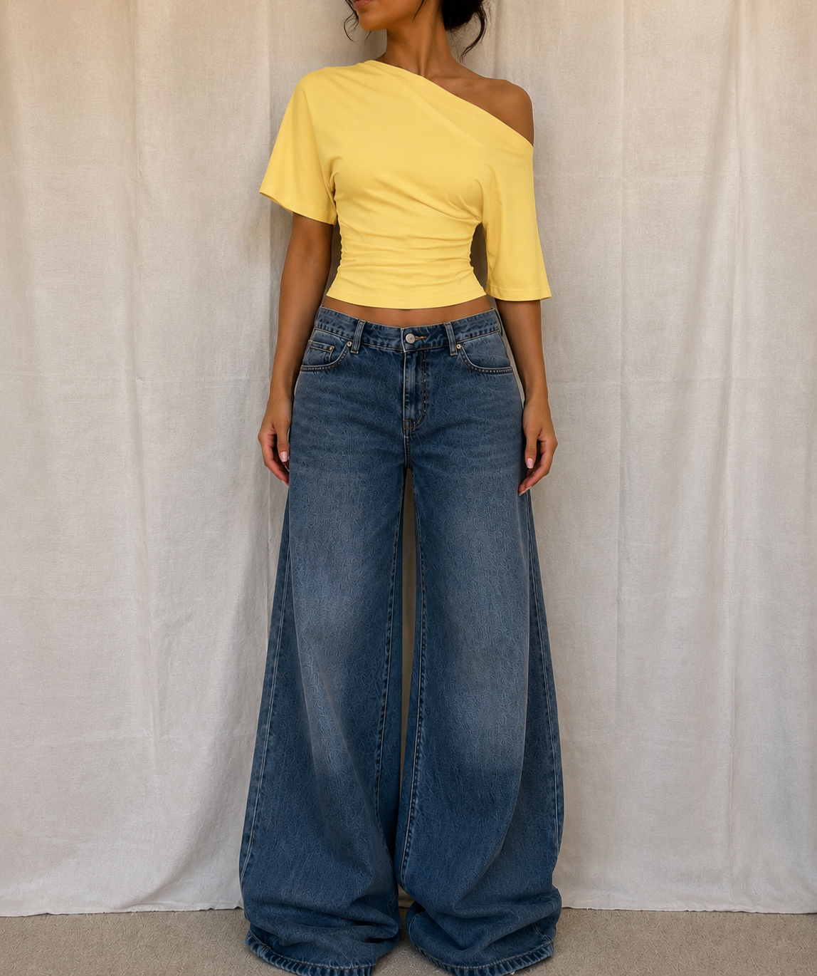 Top jaune asymétrique épaules dénudées – coupe fluide plissée & chic romantique