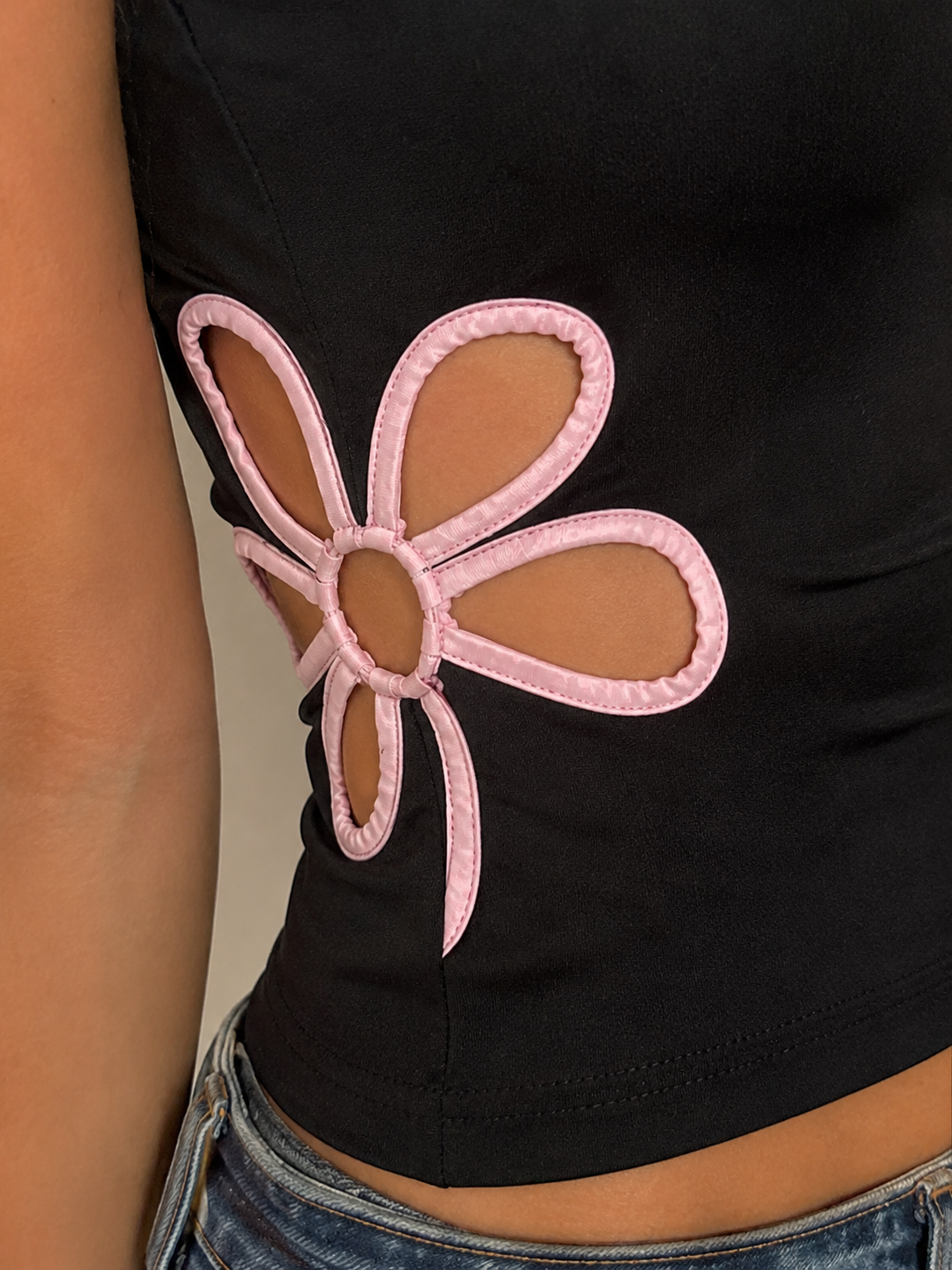 T-shirt noir ajusté à fleurs ajourées – détails contrastés & look tendance été